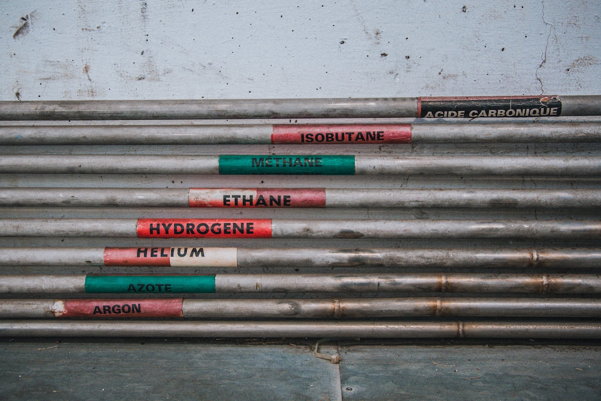 a bunch of metal pipes with red and green signs on them